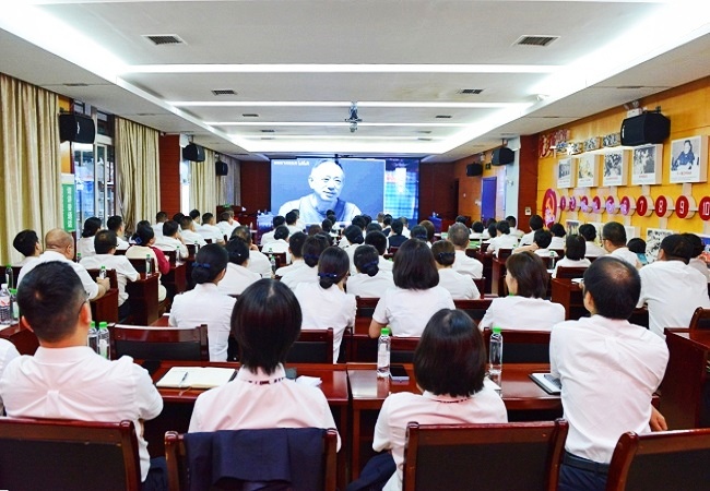 图为：组织全体员工观看警示教育片11.jpg